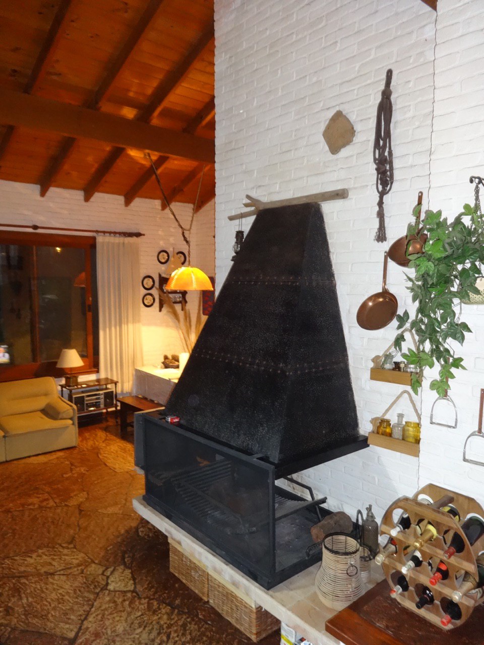 Living con hogar a leña - interior chalet Pinamar